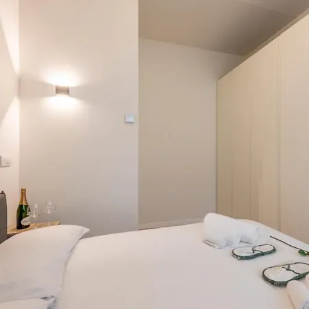 De Amicis, 25 - Nel Cuore Di * Milano